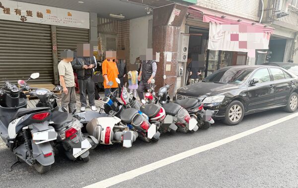 ▲劉姓男子20日下午駕駛賓士轎車行經中壢區龍岡路失控撞上路旁7輛機車，車主到場了解受損情況。（圖／中壢警方提供）