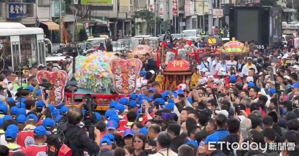 ▲北港朝天宮黑面三媽20日進入府城鬧區遶境，吸引萬人駐足祈福。（圖／記者林東良翻攝，下同）