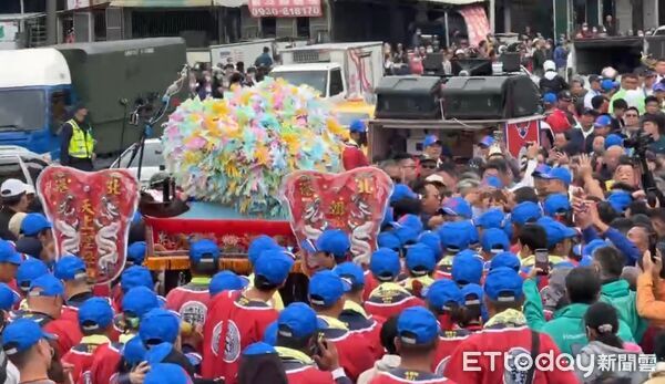 ▲北港朝天宮黑面三媽20日進入府城鬧區遶境，吸引萬人駐足祈福。（圖／記者林東良翻攝，下同）