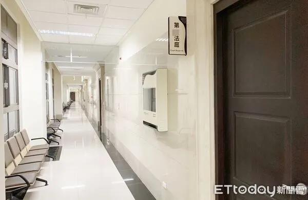 ▲75歲莊姓男子今年2月間因案在桃園地院出庭應訊，女法官要求莊返還提示卷證時，莊不但拒絕毆打法警，還咆哮法官是「畜生、妓女」，經法警壓制後，當場送辦。（資料照／記者沈繼昌攝）