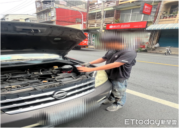 ▲內埔警方協助林男啟動車輛。（圖／記者陳崑福翻攝）