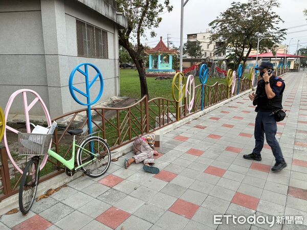 ▲里港警方即時救助黃男。（圖／記者陳崑福翻攝）