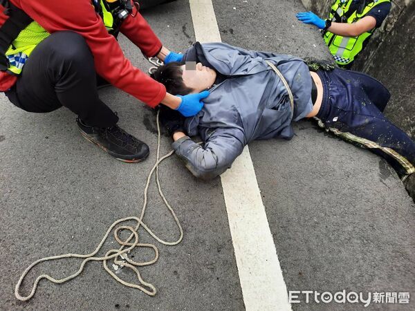 ▲苑裡鎮社苓重劃區發生2部機車碰撞，16歲高中生摔飛水溝、重傷昏迷，另1名騎士倒臥馬路，2名騎士都送醫。（圖／記者楊永盛翻攝）