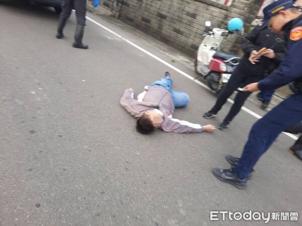 ▲苑裡鎮社苓重劃區發生2部機車碰撞，16歲高中生摔飛水溝、重傷昏迷，另1名騎士倒臥馬路，2名騎士都送醫。（圖／記者楊永盛翻攝）