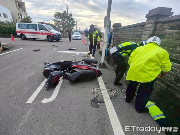 ▲苑裡鎮社苓重劃區發生2部機車碰撞，16歲高中生摔飛水溝、重傷昏迷，另1名騎士倒臥馬路，2名騎士都送醫。（圖／記者楊永盛翻攝）