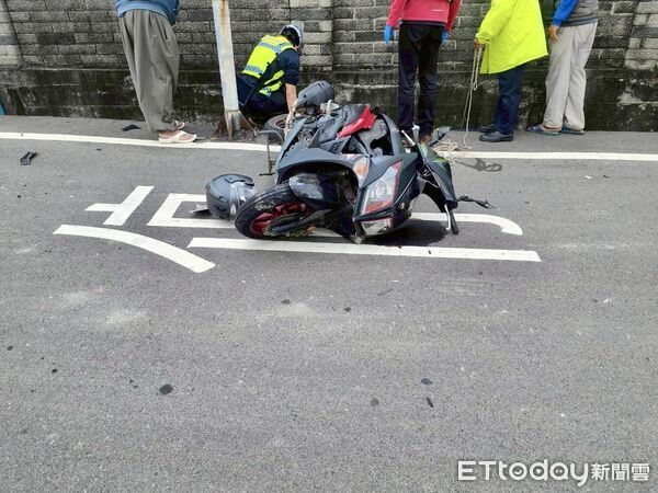 ▲苑裡鎮社苓重劃區發生2部機車碰撞，16歲高中生摔飛水溝、重傷昏迷，另1名騎士倒臥馬路，2名騎士都送醫。（圖／記者楊永盛翻攝）