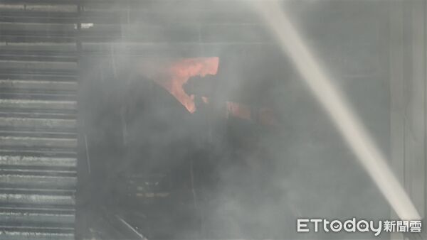 ▲▼ 台中木材行火災。（圖／記者許權毅攝）