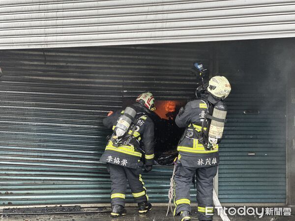 ▲▼ 台中木材行火災。（圖／記者許權毅攝）