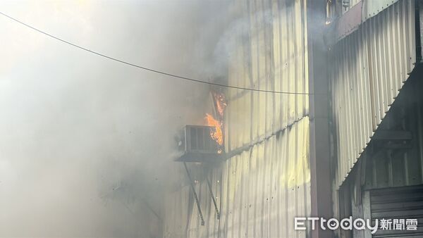 ▲▼ 台中木材行火災。（圖／記者許權毅攝）