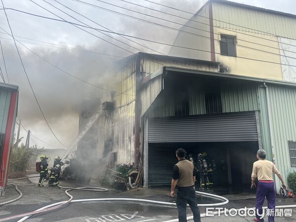 ▲▼ 台中木材行火災。（圖／記者許權毅攝）