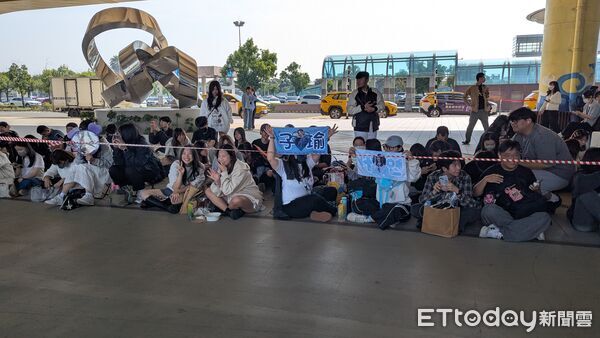 ▲TWICE高雄舉辦演唱會，大批粉絲機場外守候。（圖／記者林敬旻攝）