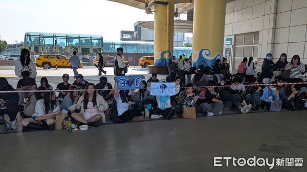 ▲TWICE高雄舉辦演唱會，大批粉絲機場外守候。（圖／記者林敬旻攝）