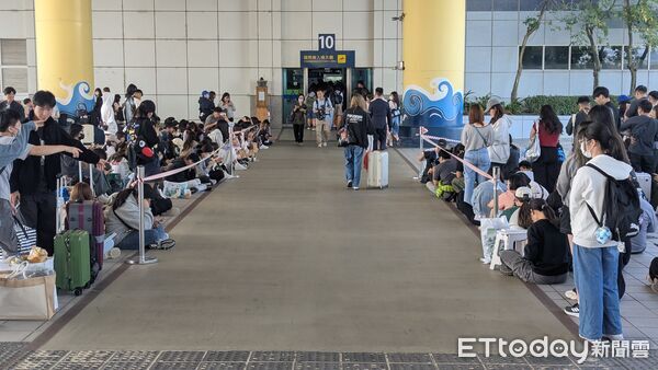 ▲TWICE高雄舉辦演唱會，大批粉絲機場外守候。（圖／記者林敬旻攝）