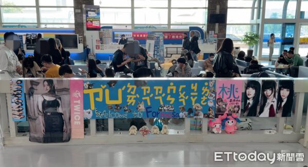 ▲▼ 直擊／霹靂小組出動迎接TWICE　500粉絲注音告白：子瑜帶賊賊回家～。（圖／記者劉亮亨攝）