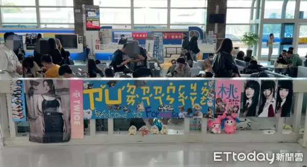 ▲▼ 直擊／霹靂小組出動迎接TWICE　500粉絲注音告白：子瑜帶賊賊回家～。（圖／記者劉亮亨攝）