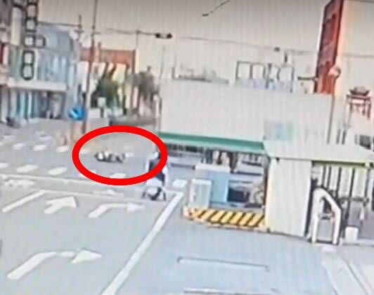 ▲彰化79歲阿公騎機車與左轉大貨車相撞傷重不治。（圖／民眾提供）