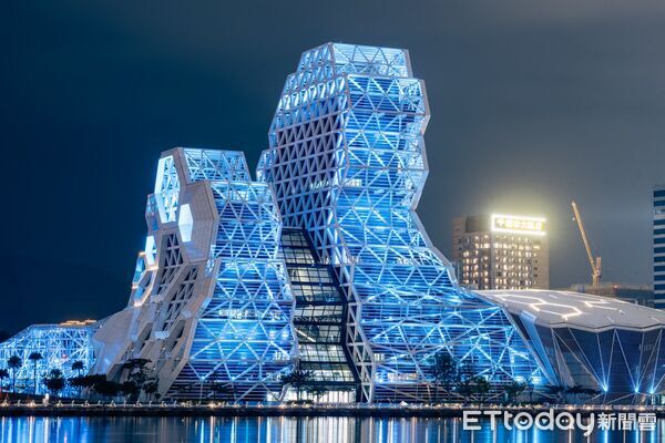 ▲▼全城應援！高雄飯店、百貨、地標點亮藍海。（圖／記者許宥孺翻攝）