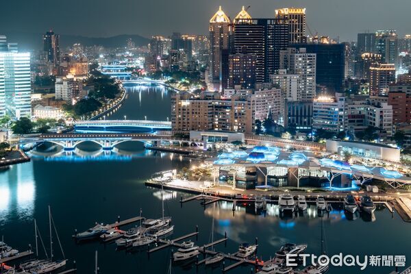 ▲▼全城應援！高雄飯店、百貨、地標點亮藍海。（圖／記者許宥孺翻攝）