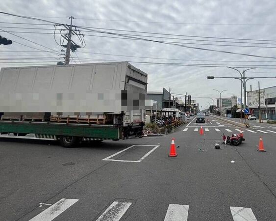 ▲彰化79歲騎士與大貨車相撞傷重不治。（圖／民眾提供）