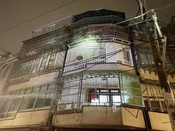 ▲桃園市八德區民宅今天凌晨發生火警，警消於30分鐘內撲滅火勢。（圖／民眾提供）