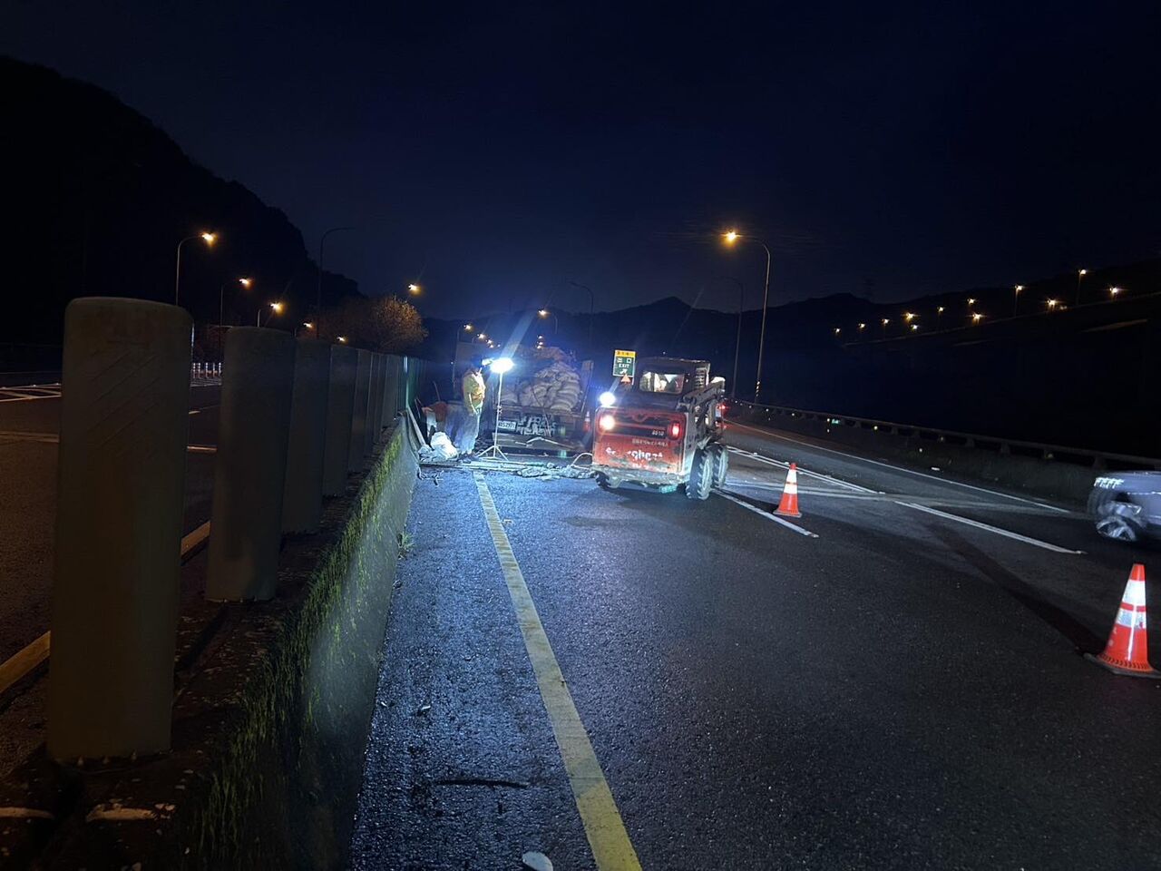 台62藏爆胎陷阱「壓過像砲彈」 汽車達人慘中招:滿地碎石