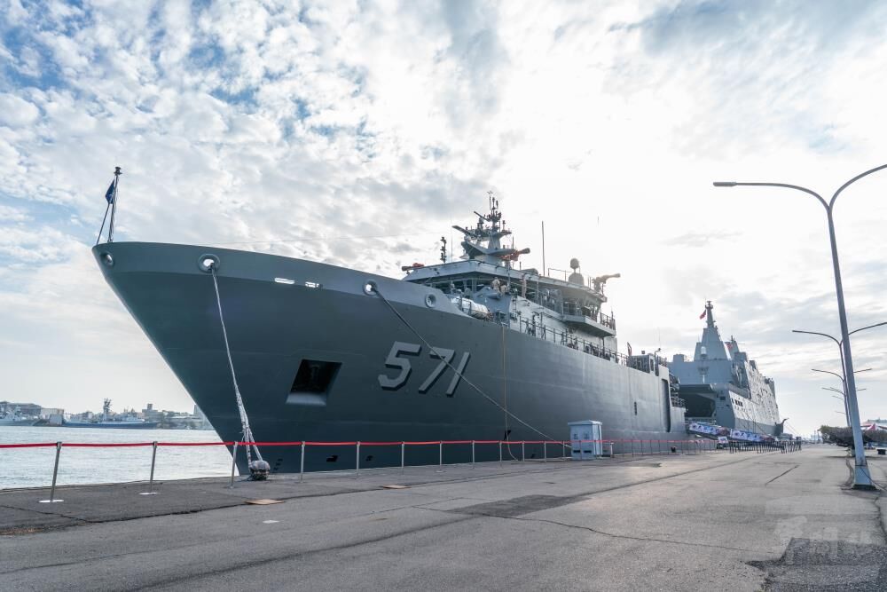 海上拖帶能手　新型救難艦「大武軍艦」首度亮相