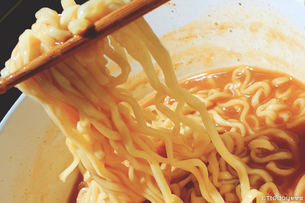 颱風熱門泡麵熱量曝光「偶爾1碗不影響減脂」!營養師揭發胖關鍵 | ETtoday生活新聞 | ETtoday新聞雲