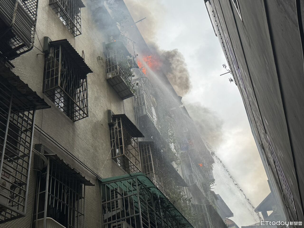 快訊／新莊民宅火警！5樓鐵皮頂加竄火煙　緊急疏散8人灌救