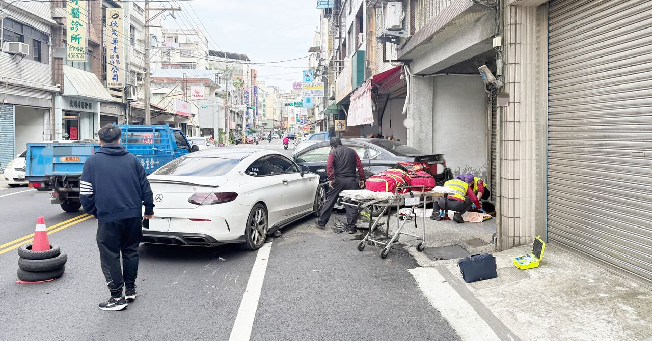 20歲賓士哥闖禍畫面曝！詭偏連衝9車...她站家門口被撞輾險沒命