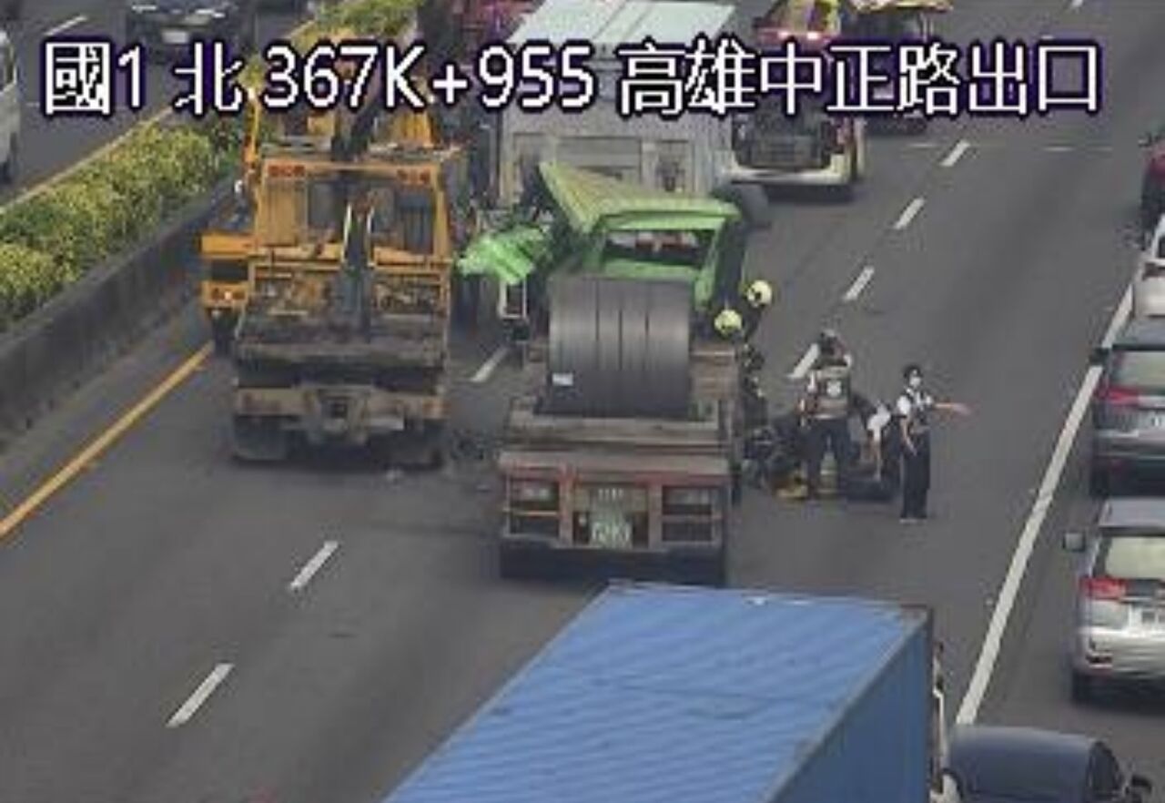 快訊/國1「3大車連撞」!拖板車車頭撞爛凹陷 駕駛受困搶救中