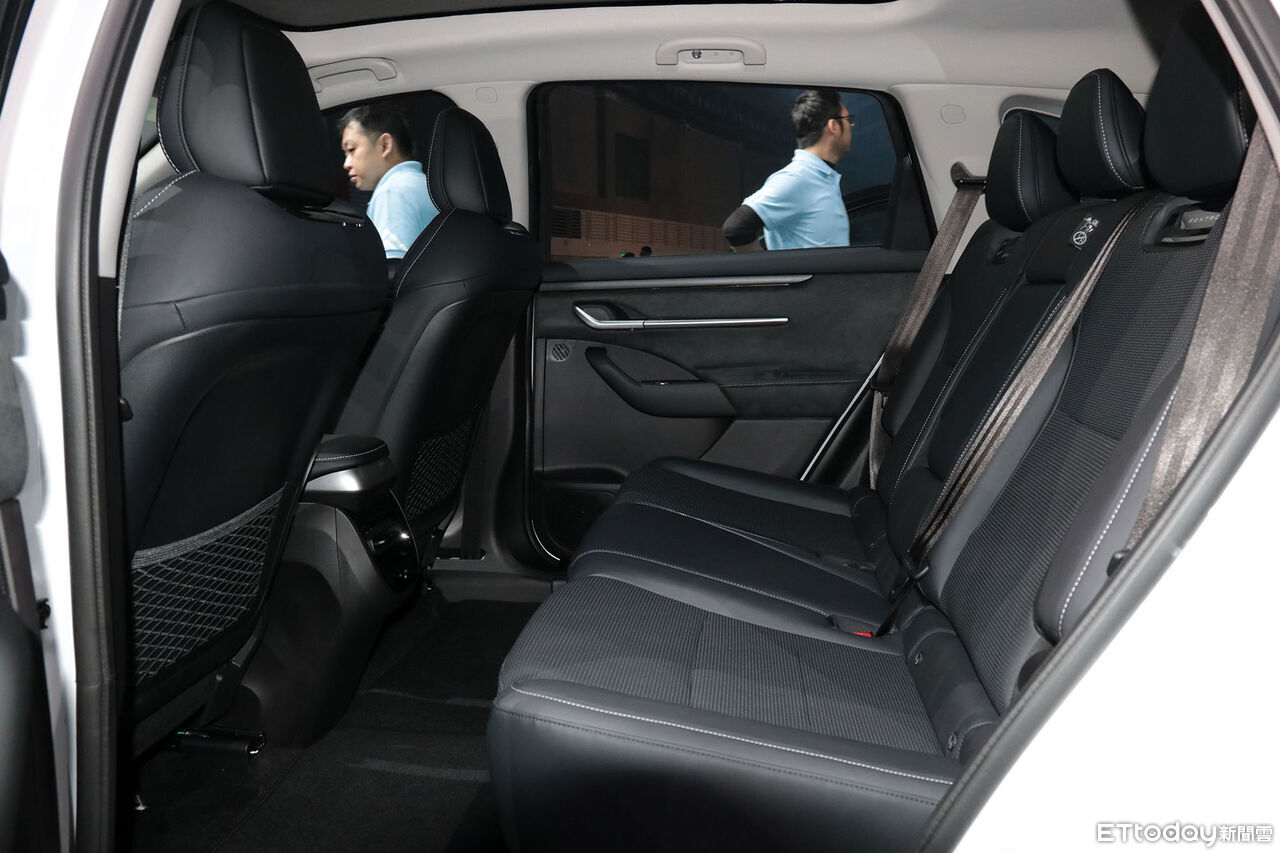 ▲鴻海「Model C雙馬達四驅電動休旅」現身！首見全中文化界面藏玄機。（圖／記者張慶輝攝）