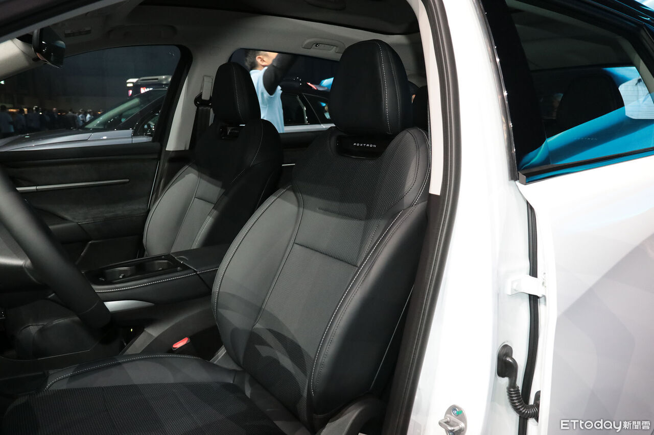 ▲鴻海「Model C雙馬達四驅電動休旅」現身！首見全中文化界面藏玄機。（圖／記者張慶輝攝）