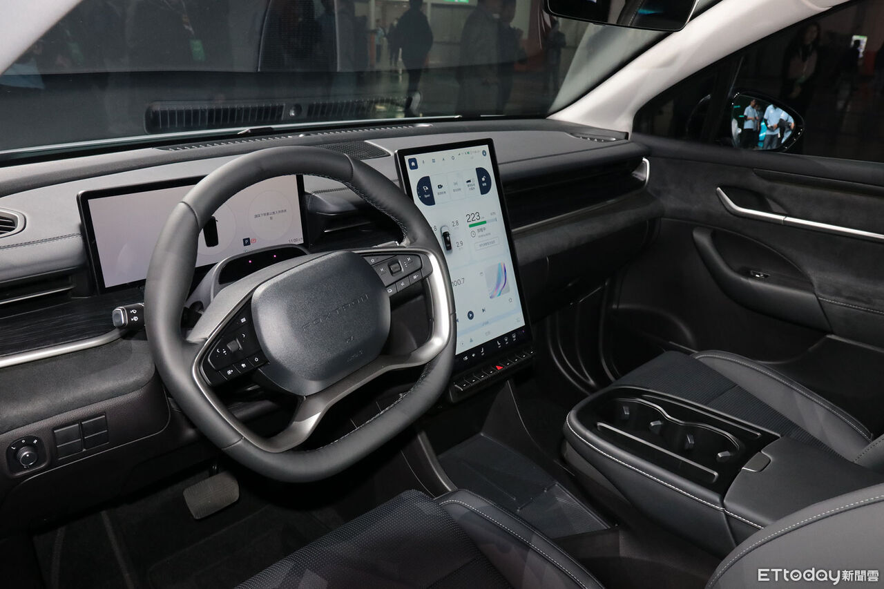 ▲鴻海「Model C雙馬達四驅電動休旅」現身！首見全中文化界面藏玄機。（圖／記者張慶輝攝）