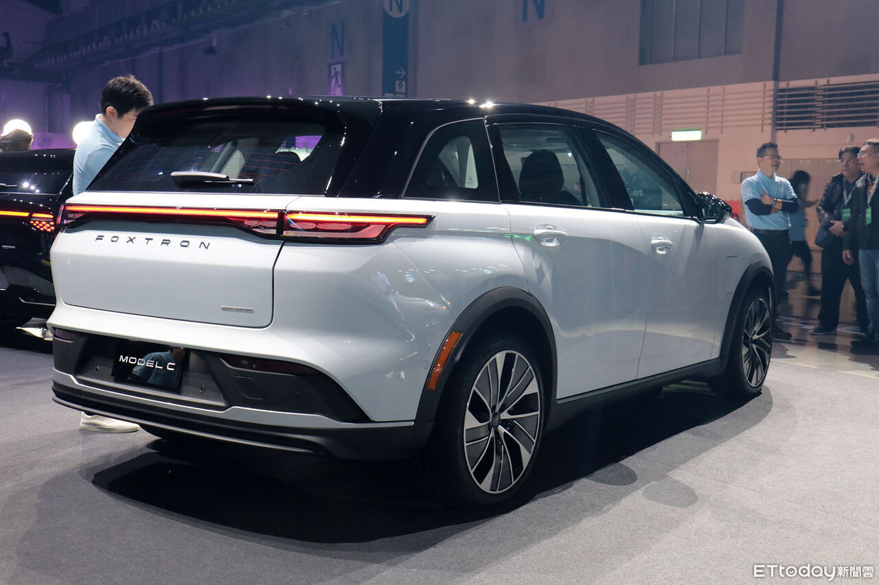 ▲鴻海「Model C雙馬達四驅電動休旅」現身！首見全中文化界面藏玄機。（圖／記者張慶輝攝）