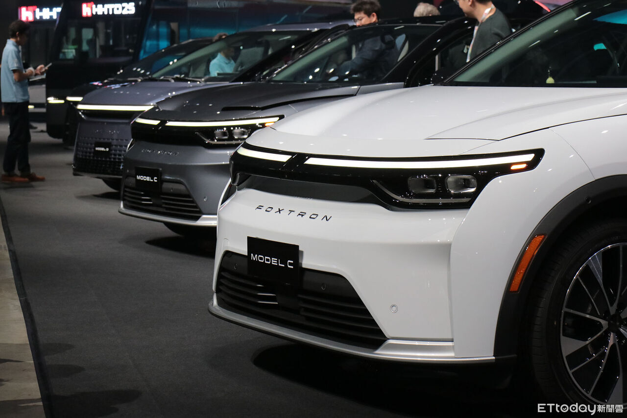 ▲鴻海「Model C雙馬達四驅電動休旅」現身！首見全中文化界面藏玄機。（圖／記者張慶輝攝）