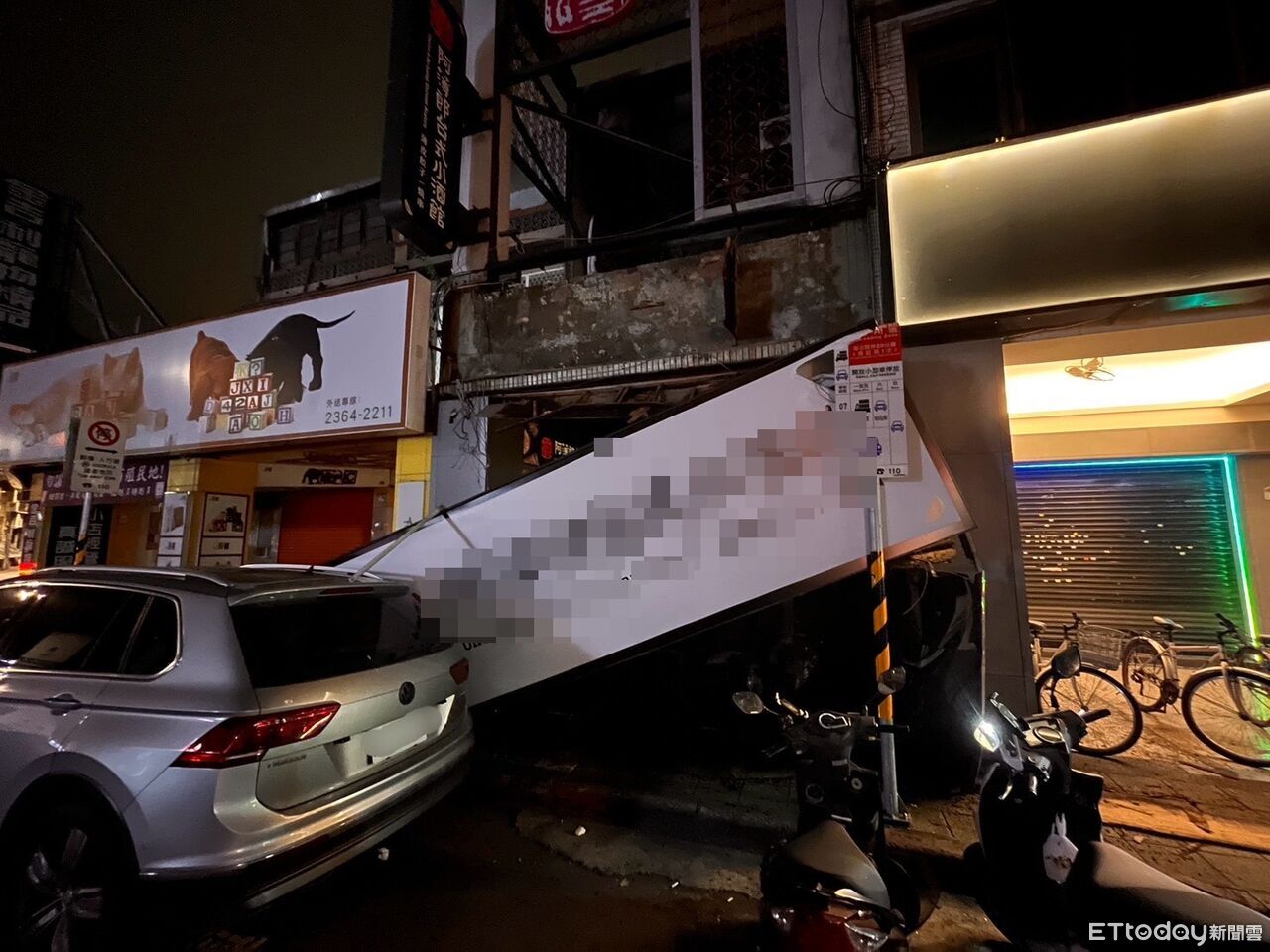 北市中正區凌晨巨響！知名餐酒館招牌突掉落　1車遭砸畫面曝