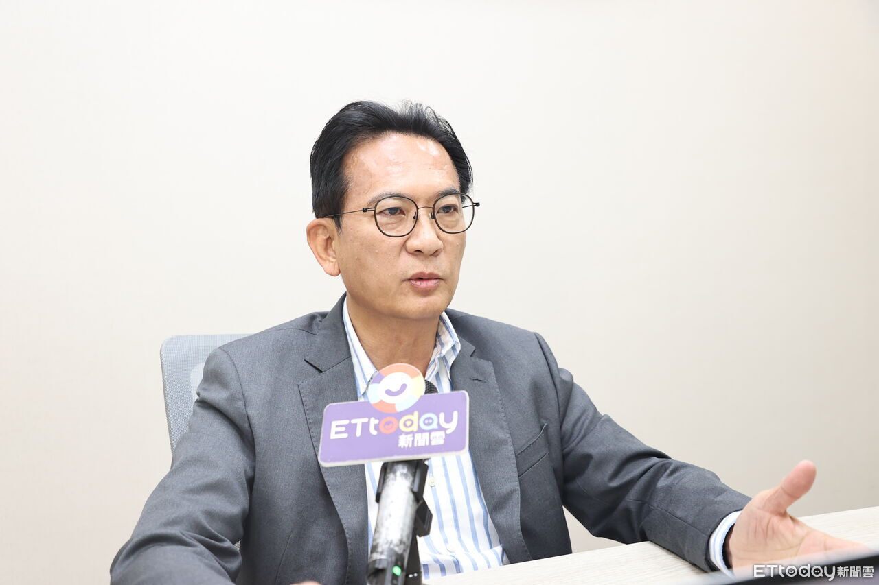 海鯤號完成首次淺水潛航 林俊憲嘆:藍白卻反覆封殺國防預算