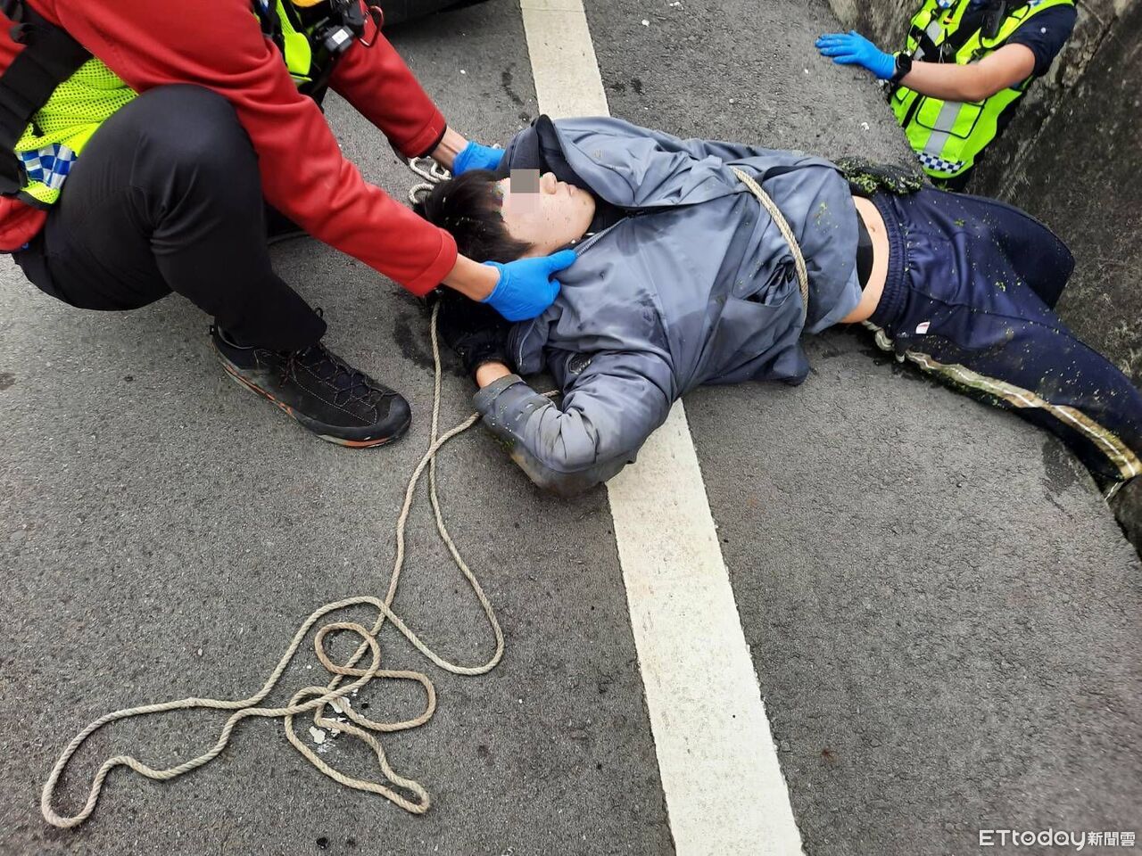 16歲高中生無照上路！路口猛撞機車摔進水溝　重傷昏迷搶救中