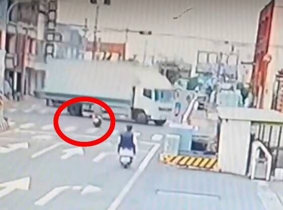 快訊／機車攔腰撞上轉彎大貨車！79歲阿公不治　現場畫面曝