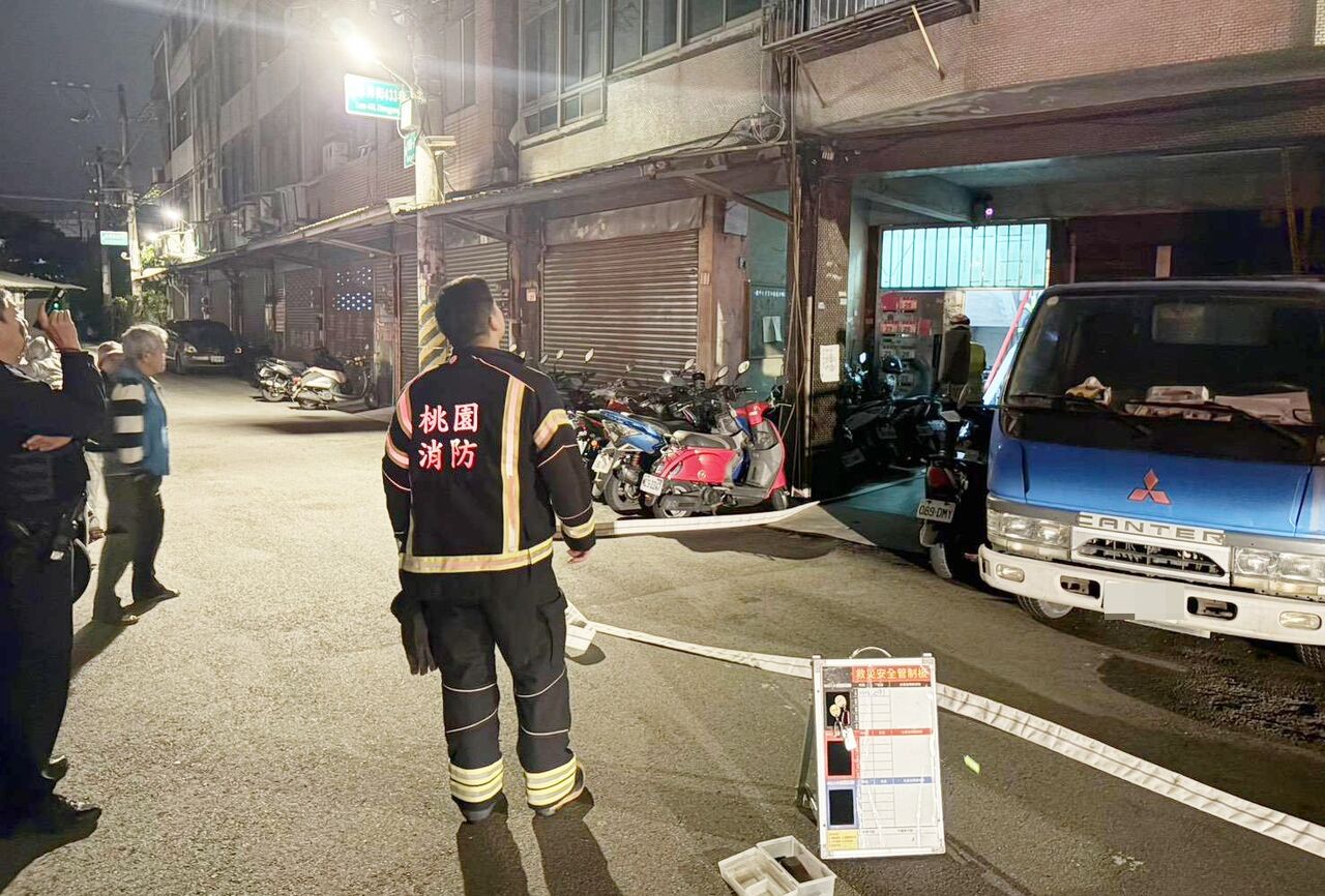 暗夜惡火奪命！公寓4樓竄出火煙　68歲父慘亡...女兒外出逃劫