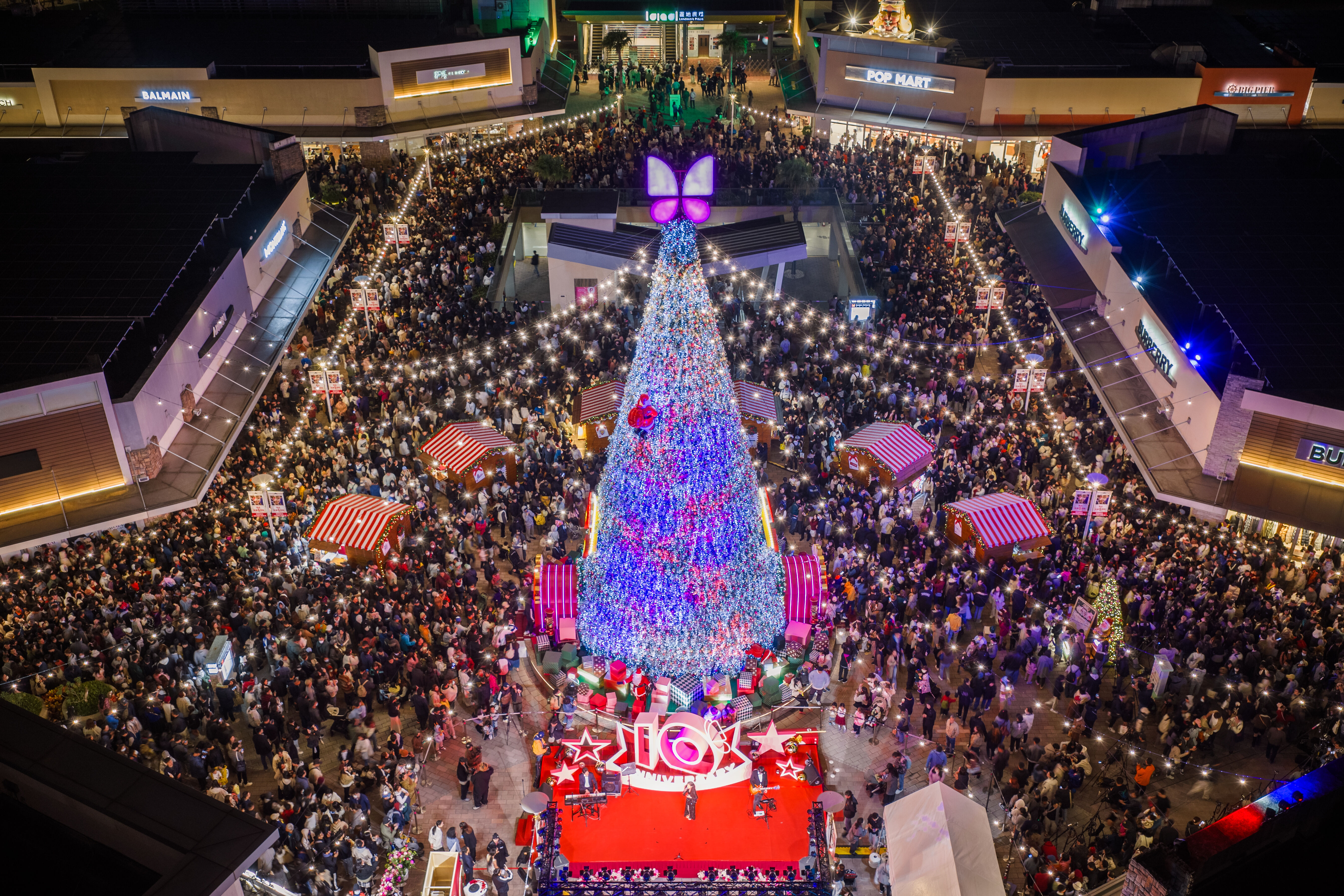 ▲桃園「華泰名品城聖誕村」今（21日）開村，夜間19:45施放煙火湧進眾多人潮。（圖／網友walter_ts提供，請勿隨意翻拍，以免侵權）