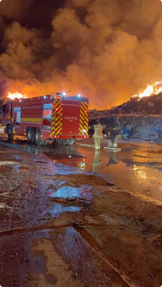 ▲▼台南後壁區丹娜絲災後廢棄物暫置場21日晚間驚傳火災。（圖／翻攝臉書／台南大小事）