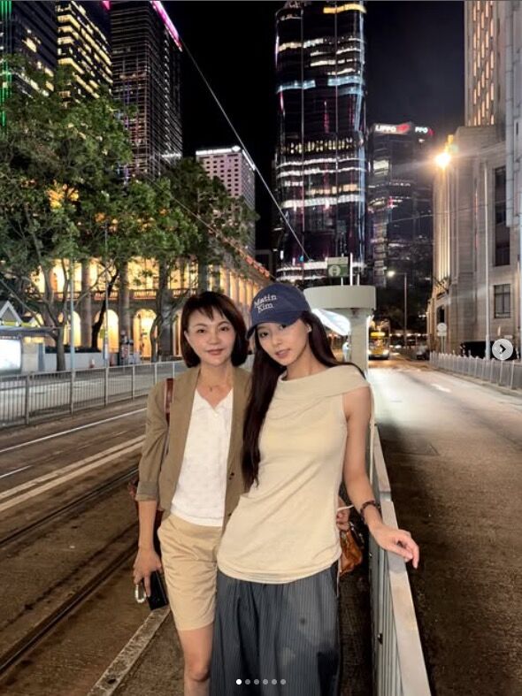 ▲▼周子瑜的母親Lydia燕玲跟周子瑜合照。（圖／翻攝IG／topbeauty_lydia）