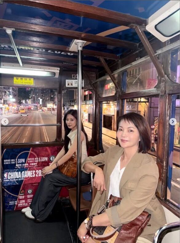 ▲▼周子瑜的母親Lydia燕玲跟周子瑜合照。（圖／翻攝IG／topbeauty_lydia）