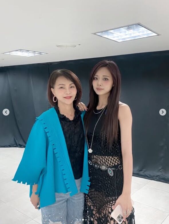 ▲▼周子瑜的母親Lydia燕玲跟周子瑜合照。（圖／翻攝IG／topbeauty_lydia）