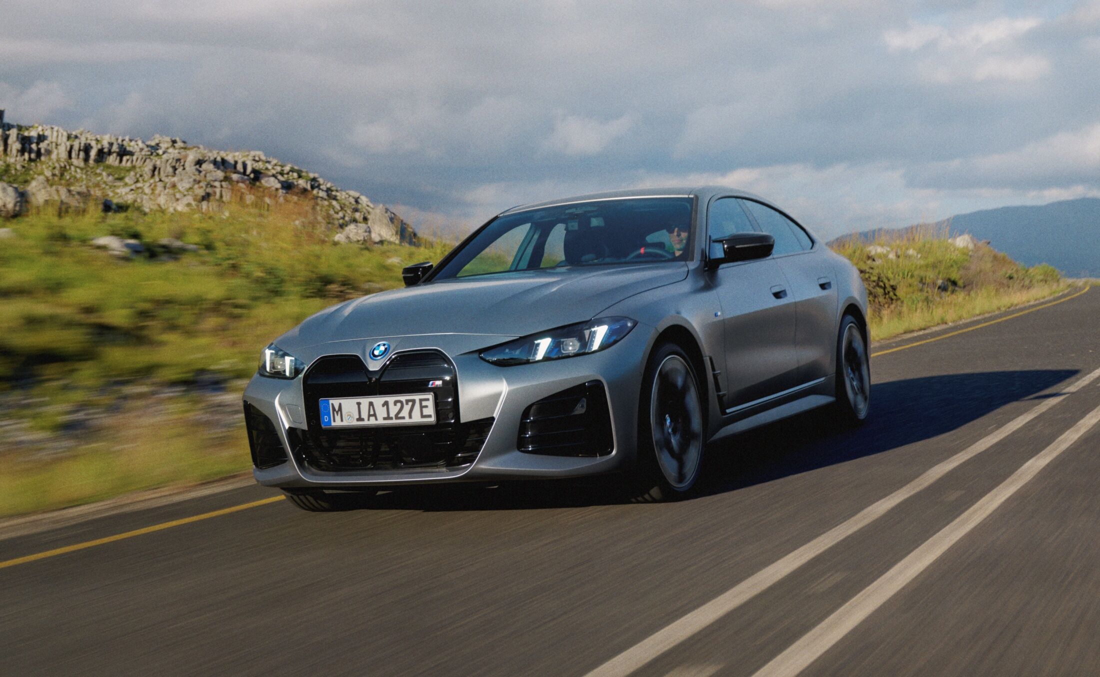 ▲BMW i4台灣推出新年式，雙車型都漲價。（圖／翻攝自BMW）