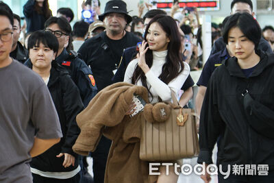 直擊/子瑜抵達高雄美爆了!一路親切揮手 千人淚喊:歡迎回家