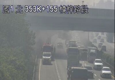 快訊/國1北上楠梓段火燒車駕駛急停路肩逃生 現場煙霧瀰漫