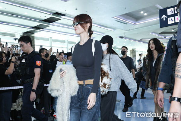 ▲TWICE成員抵達高雄小港機場。（圖／記者林敬旻攝）