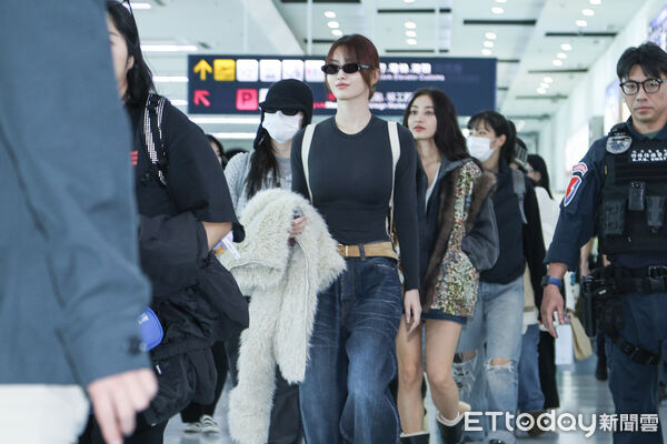 ▲TWICE成員抵達高雄小港機場。（圖／記者林敬旻攝）